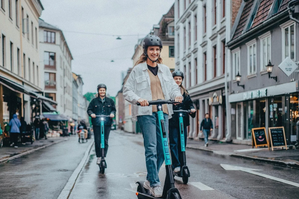  - electric-scooter-woman-02.webp